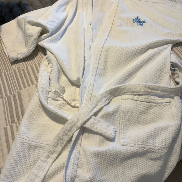 Disneyland Hotel White Robe - Picture 3 of 3